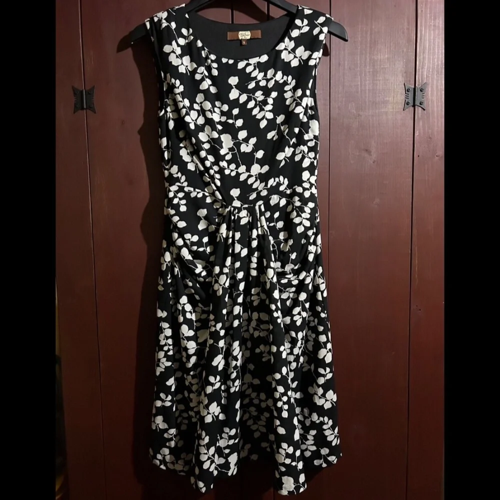 NWOT Eva Franco Sleeveless Knee Length Leaf Sheath Dress Black/White Size 6